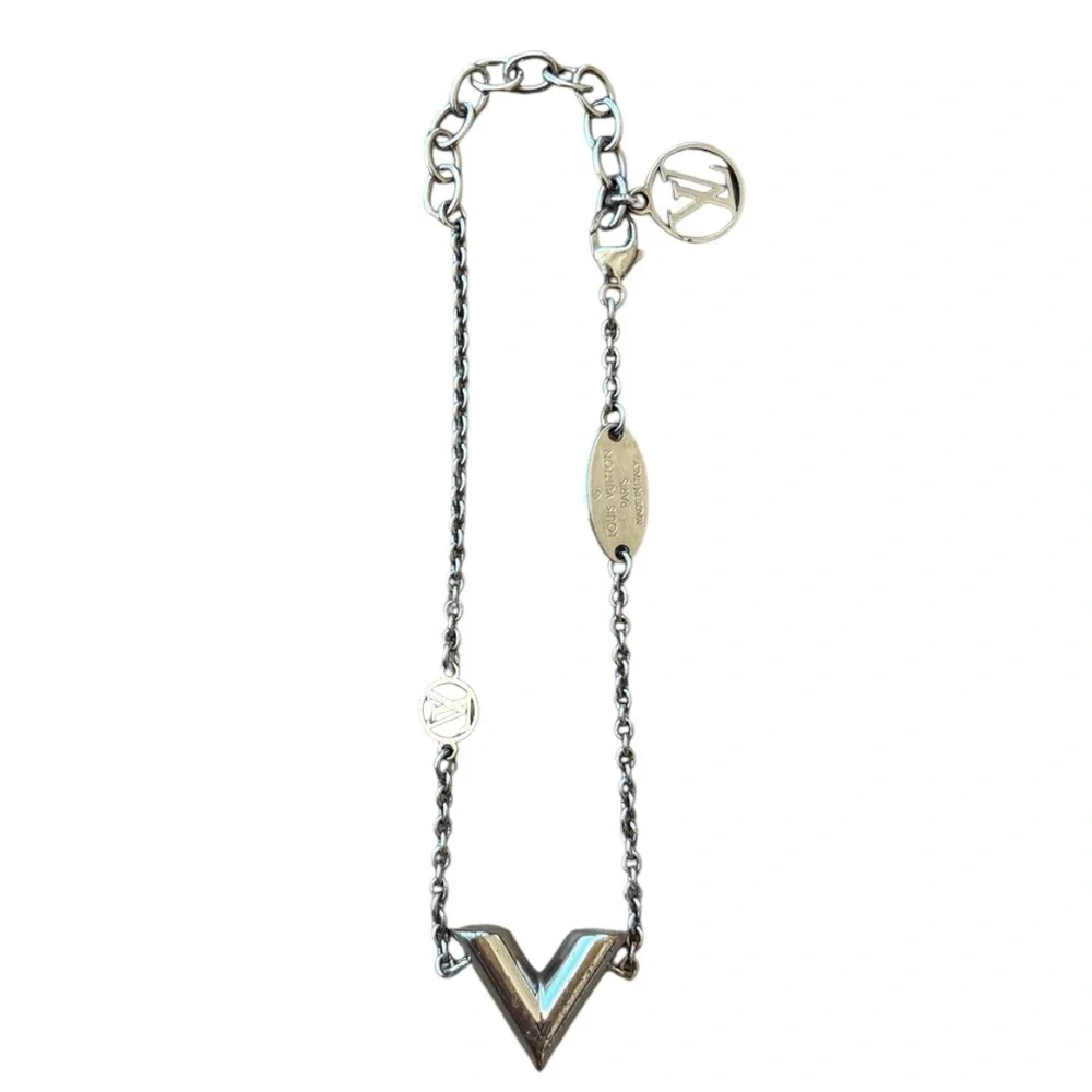 Louis Vuitton Essential V Bracelet - Picture 3 of 6